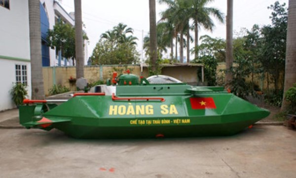 Tàu ngầm mini Hoàng Sa được sơn màu xanh