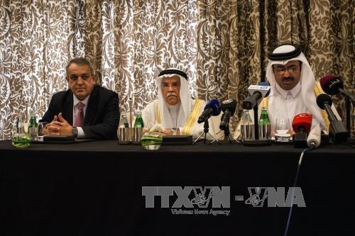 Bộ trưởng Năng lượng và Công nghiệp Qatar Saleh al-Sada, Bộ trưởng Dầu mỏ và Khoáng sản Saudi Arabia Ali al-Naimi và Bộ trưởng Dầu mỏ và Khai khoáng Venezuela Eulogio Del Pino tại cuộc họp báo ngày 16/2. Ảnh: AFP/TTXVN