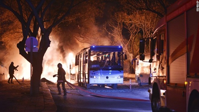 Lực lượng cứu hỏa nỗ lực dập tắt đám cháy do vụ đánh bom xe gây ra. (Nguồn: AP)