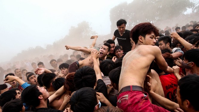 Các nhóm thanh niên được tổ chức theo xóm, mỗi xóm từ 10 đến 20 thanh niên tranh giành phết - Ảnh: Nguyễn Khánh