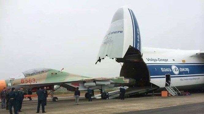 Tiêm kích Su-30MK2 được máy bay vận tải của Nga chở đến sân bay Đà Nẵng ngày 6.12.2014 - Ảnh: militaryparitet.com