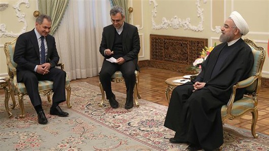 Tổng thống Hassan Rouhani (phải) tiếp BTQP Nga Sergei Shoigu (trái) tại Tehran hôm 21/2. Ảnh: PressTV