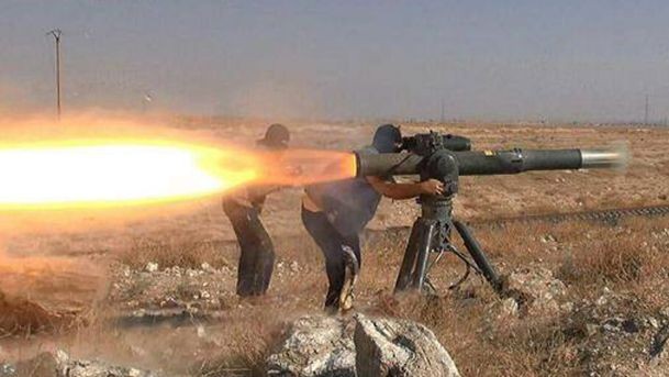 Các phần tử IS khai hỏa tên lửa chống tăng tại Syria. Ảnh: AP