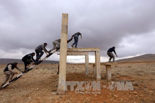 ác nhân viên tình nguyện Syria tham gia cuộc huấn luyện cho lực lượng bán quân sự do quân đội Syria tổ chức. Ảnh: AFP/TTXVN