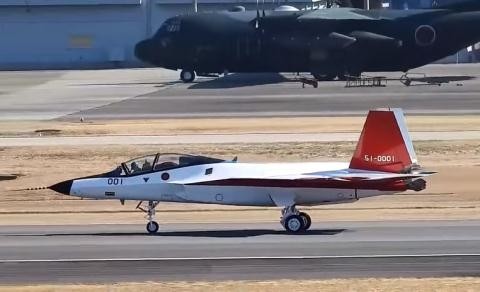 Video Nhật Bản thử nghiệm máy bay tàng hình trên mặt đất