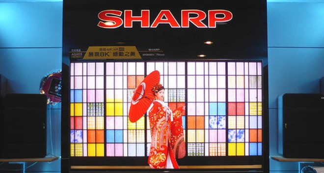Sharp chính thức “bán mình” cho Foxconn