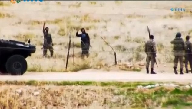 Các phần tử IS vẫy tay chào binh lính Thổ Nhĩ Kỳ bên kia biên giới.