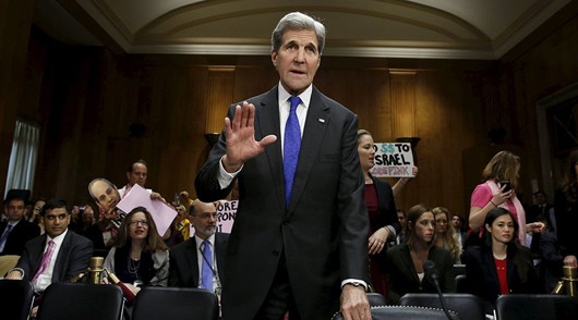 Ông John Kerry tới phòng họp dự phiên điều trần trước Ủy ban Đối ngoại Thượng viện hôm 23/2. Ảnh: Reuters