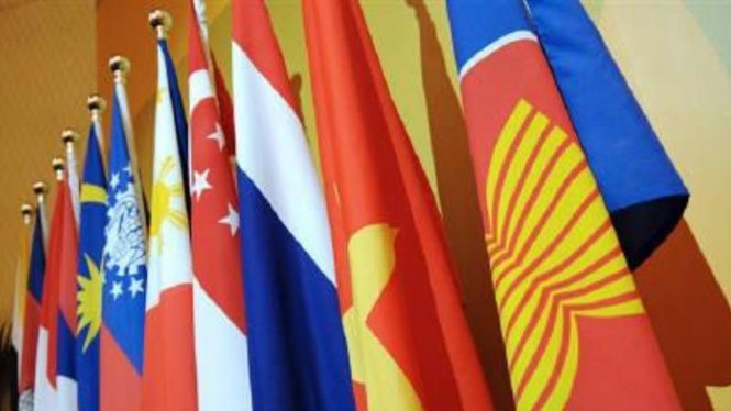 Quốc kỳ các nước thành viên ASEAN - Ảnh: Reuters