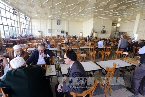 Người dân Syria trò chuyện trong một quán cà phê ở thủ đô Damascus ngày 27/2, sau khi lệnh ngừng bắn có hiệu lực. Ảnh: AFP/TTXVN