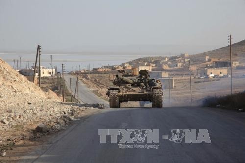 Xe tăng của quân đội chính phủ Syria trong chiến dịch quân sự truy quét phiến quân IS tại làng Zarour và Khanaser, thành phố Aleppo ngày 26/2. Ảnh: AFP/TTXVN