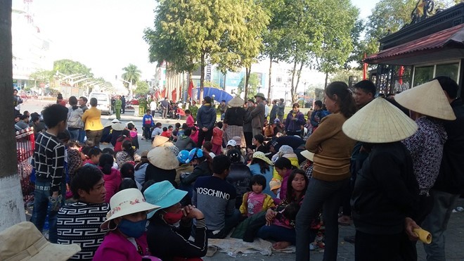 Người dân xã Quảng Cư tập trung trước cổng UBND tỉnh Thanh Hóa để phản đối việc giao đất cho Tập đoàn FLC. Ảnh: Nguyễn Dương.