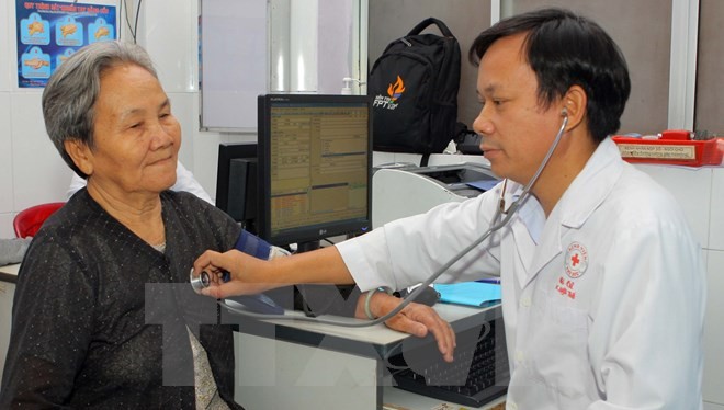 Người dân khám chữa bệnh tại Bệnh viện quận Thủ Đức, Thành phố Hồ Chí Minh. (Ảnh: Phương Vy/TTXVN)