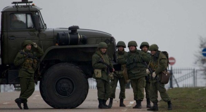 Các tay súng không rõ danh tính phong tỏa đường vào sân bay trong căn cứ Hạm đội Biển Đen ở Sevastopol, Crimea. Ảnh: AP