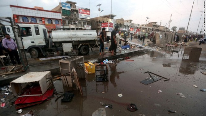 Hiện trường vụ đánh bom liều chết tại khu chợ Baghdad, Iraq vào hôm Chủ nhật.