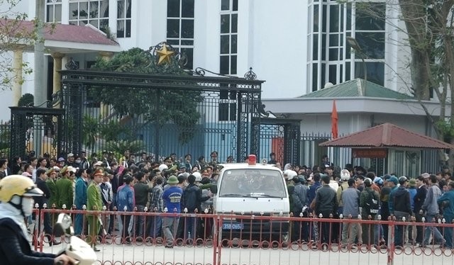 Người dân tụ tập trước trụ sở UBND tỉnh Thanh Hóa yêu cầu FLC trả lại bãi biển mưu sinh.