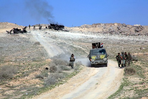 Quân đội chính phủ Syria trên đường tiến vào thị trấn Khanasser, gần Aleppo hôm 29/2.