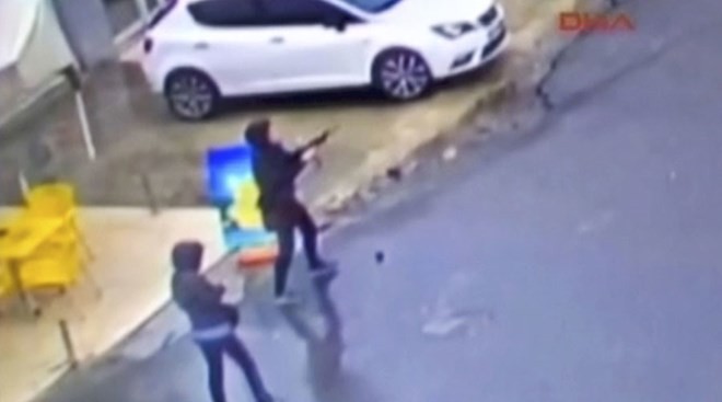 Video ghi cảnh hai phụ nữ xả đạn vào đồn cảnh sát Thổ Nhĩ Kỳ
