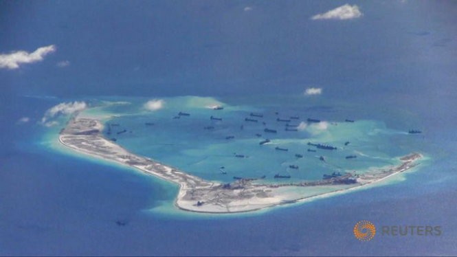 Hình ảnh do hải quân Mỹ cung cấp cho thấy các tàu và phương tiện nạo vét của Trung Quốc đang hoạt động trái phép ở bãi Vành Khăn thuộc quần đảo Trường Sa- Ảnh:Reuters