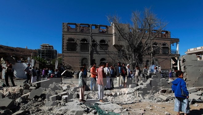 Cảnh đổ nát sau cuộc không kích tại thủ đô Sanaa. (Nguồn: AFP/TTXVN)