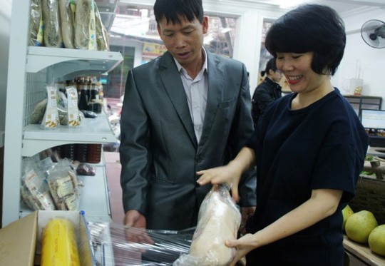 Ông Đoàn Văn Vươn đang tiếp thị tại cửa hàng kinh doanh thực phẩm tại Hà Nội