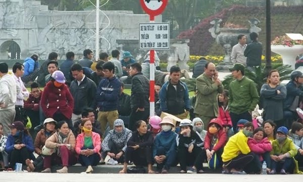 Người dân tụ tập trước cổng UBND tỉnh Thanh Hoá đòi lại một phần bờ biển