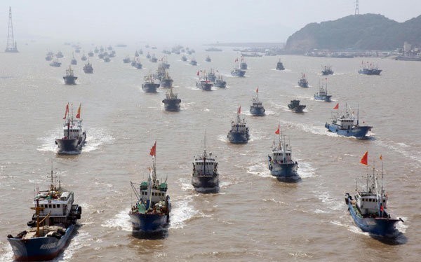 Tàu cá của Trung Quốc rầm rộ tiến vào Biển Đông. Ảnh: Tân Hoa xã