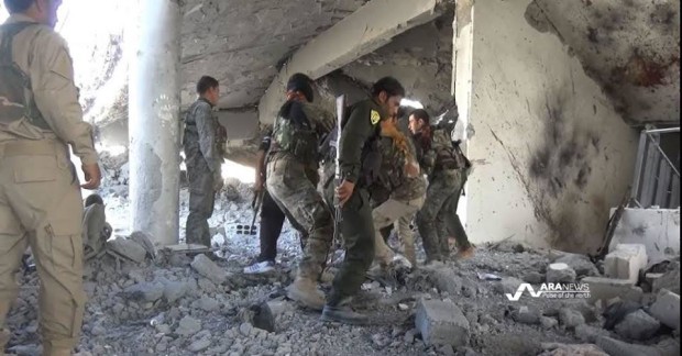 Lực lượng phe nổi dậy Dân chủ Syria kiểm tra tòa nhà sau khi giành quyền kiểm soát khu vực phía Bắc Raqqa từ tay IS.