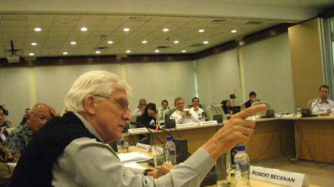 Giáo sư Robert Beckman đấu khẩu với các học giả Trung Quốc về Biển Đông tại Singapore tháng 2.2011 - Ảnh: Thục Minh