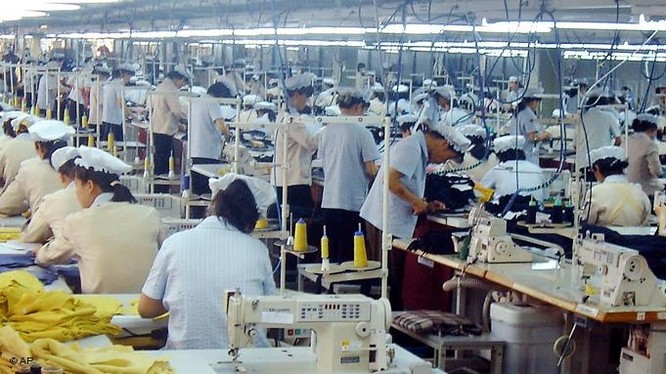 Công nhân làm việc trong Khu công nghiệp chung Kaesong (ảnh: Koogle.tv)