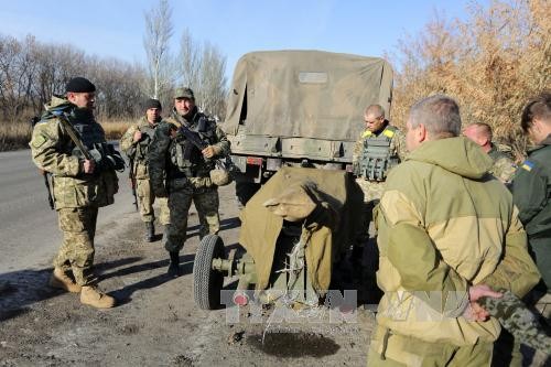 Binh sĩ Ukraine chuyển súng cối tự động "Vasilyok" 85mm rời làng Peski ngày 7/11. AFP/TTXVN