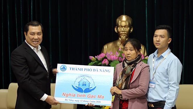 Sáng 12/3, Chủ tịch UBND TP Đà Nẵng Huỳnh Đức Thơ đã trao tặng nhà chung cư cho anh Vũ Xuân Khoa, con trai Liệt sĩ Gạc Ma-thuyền trưởng Vũ Phi Trừ. ​
