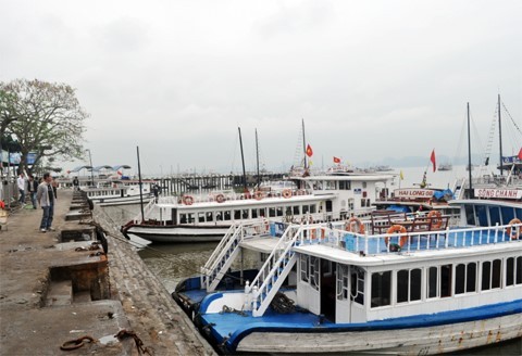 Tàu thuyền neo đậu ở vịnh Hạ Long.