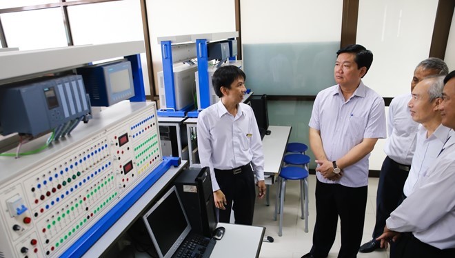 Bí thư Thành ủy TP HCM Đinh La Thăng thăm các phòng kỹ thuật của ĐH Tôn Đức Thắng. Ảnh:Hải An