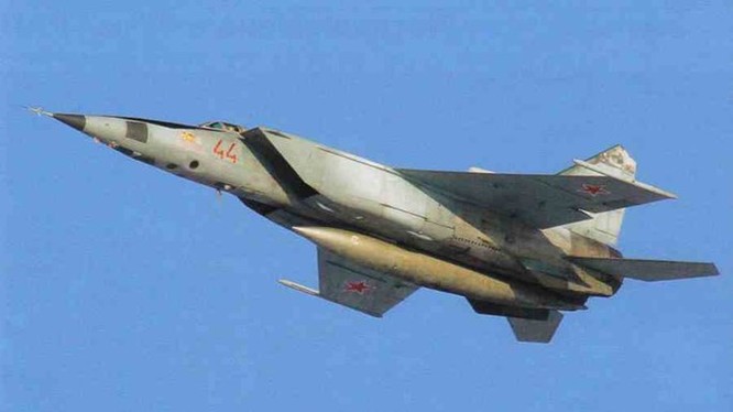 Máy bay MiG-25 của Liên Xô là loại tiêm kích bay nhanh nhất thế giới - Ảnh: vk