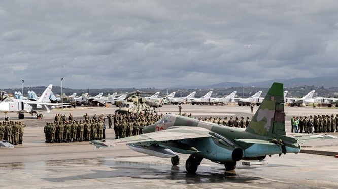 Lễ rút quân Nga ở căn cứ Hmeymim (Syria) ngày 15.3.2016 – Ảnh: Bộ Quốc phòng Nga