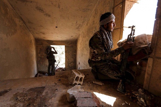 Các tay súng người Kurd tại TP Hasaka - Syria. Ảnh: Reuters