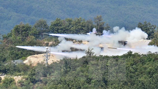 Binh sỹ Hàn Quốc bắn tên lửa trong cuộc tập trận ở Pocheon. (Nguồn: AFP/TTXVN)