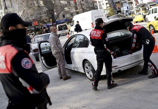 Cảnh sát lục soát một chiếc xe ở Ankara. Ảnh: Reuters