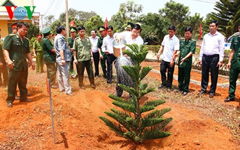 Chủ tịch nước Trương Tấn Sang trồng cây lưu niệm tại đồn biên phòng Đắc Song, tỉnh Đắk Nông. Ảnh: VOV