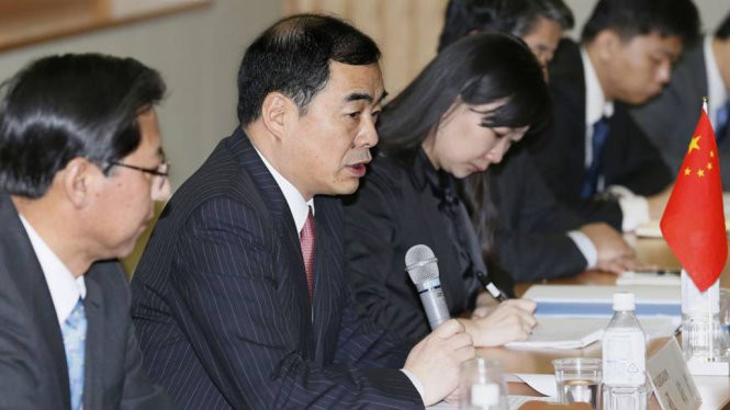 Trợ lý ngoại trưởng Trung Quốc - ông Khổng Huyễn Hựu trong cuộc gặp với thứ trưởng ngoại giao Nhật Bản Shinsuke Sugiyama ngày 29-2 - Ảnh: Kyodo News