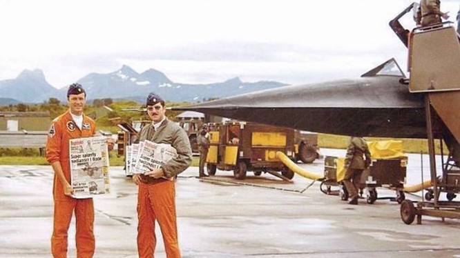 Phi công BC Thomas và sĩ quan Jay Reid cùng xấp báo của Na Uy viết về vụ máy bay SR-71 hạ cánh xuống Bodø, ngày 15.8.1981 - Ảnh: BC Thomas/FoxtrotAlpha