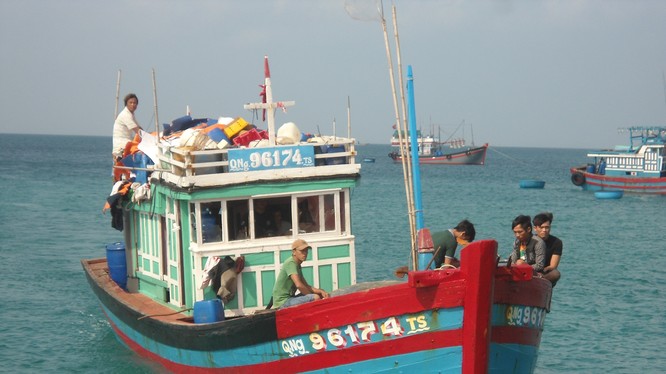 Đài Thông tin duyên hải tiếp tục theo dõi thông tin về ngư dân bị nạn trên tàu cá QNg 92799.