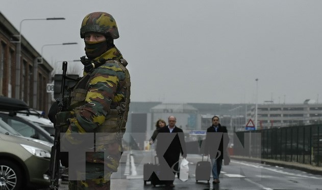 Lực lượng an ninh Bỉ gác trên tuyến đường bên ngoài sân bay Zaventem, một ngày sau vụ đánh bom kép, ngày 23/3. (Nguồn: AFP/TTXVN
