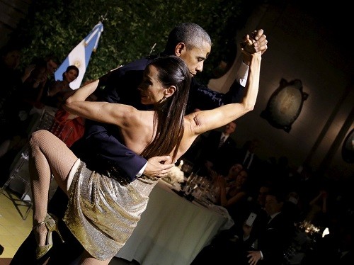 Tổng thống Obama sánh đôi cùng nữ vũ công xinh đẹp trong tiệc chiêu đãi chính thức ở Bueno Aires.