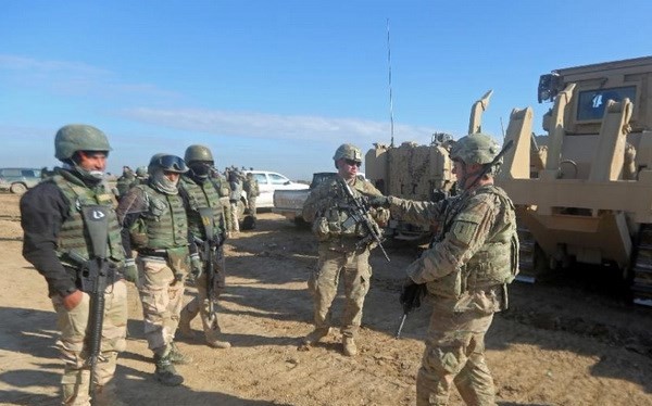 Lính Mỹ đào tạo cho binh sỹ Lữ đoàn 72 của Iraq trong một cuộc tập trận bắn đạn thật ở Basmaya, phía Đông Nam thủ đô Baghdad, hồi tháng 1/2016. (Nguồn: AFP)