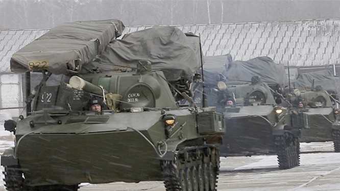 Xe chiến đấu của lính dù rời căn cứ - Ảnh: Bộ Quốc phòng Nga