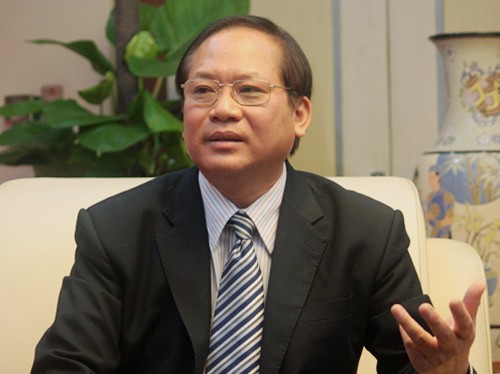 Thứ trưởng Bộ Thông tin và Truyền thông Trương Minh Tuấn trao đổi với báo chí