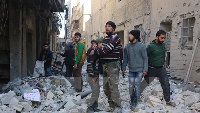 Người dân Syria tại một thị trấn từng bị Mặt trận Al-Nusra chiếm đóng. (Nguồn: AFP/TTXVN)