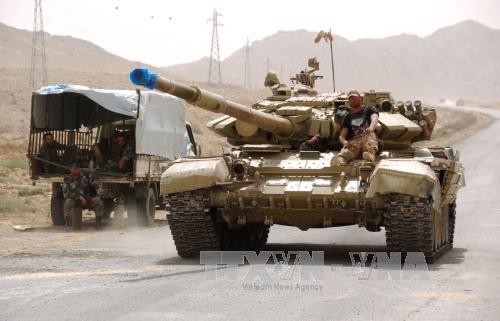 Binh sĩ Syria tại khu vực ngoại ô Palmyra ngày 25/3. Ảnh: AFP/TTXVN